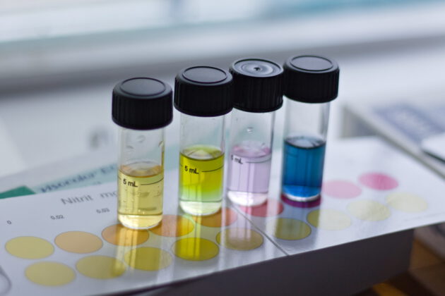 Verschiedene Proben zeigen mit Farben Nitrat-Werte an.