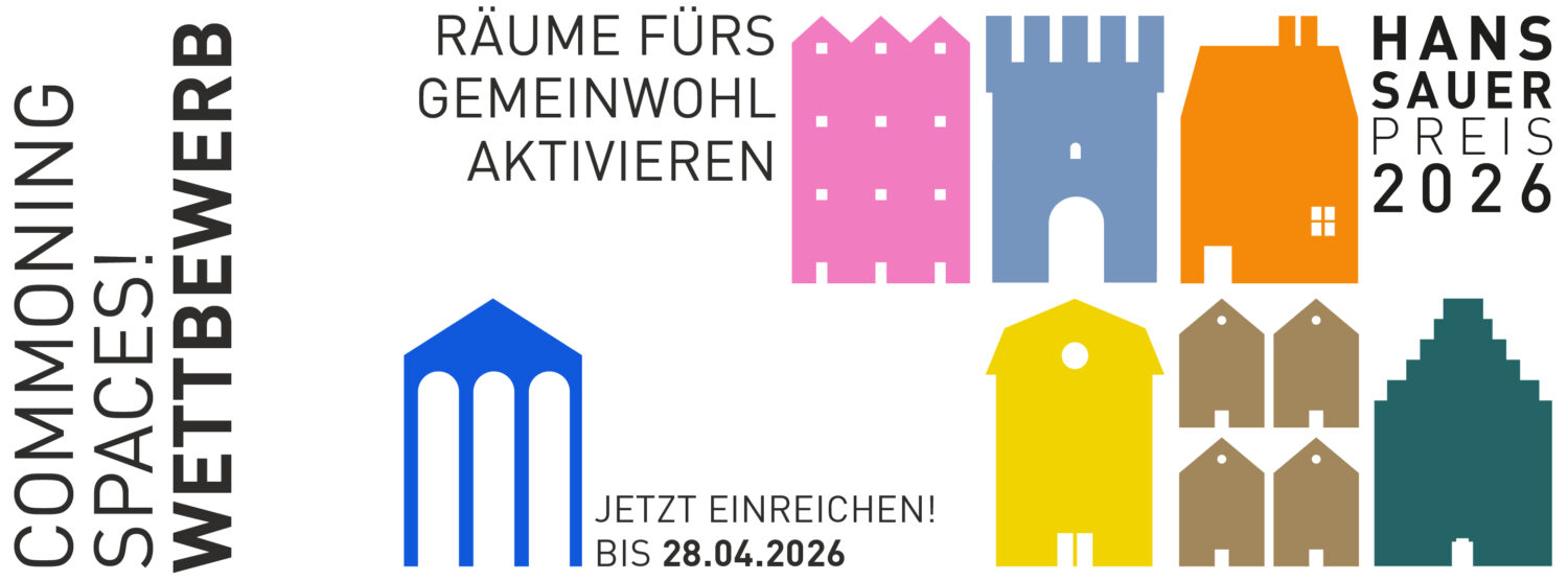 Mehrfarbige stilisierte Gebäude in verschiedenen Formen und Größen neben dem Text 'COMMONING SPACES! WETTBEWERB', 'RÄUME FÜRS GEMEINWOHL AKTIVIEREN', 'JETZT EINREICHEN! BIS 28.04.2026' und 'HANS SAUER PREIS 2026'
