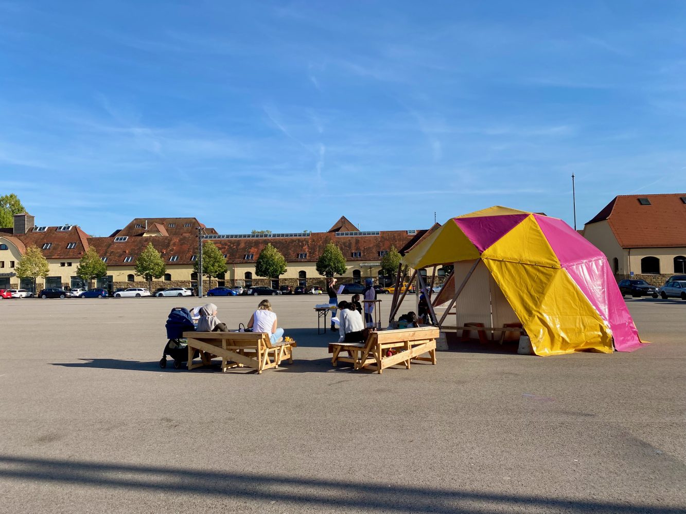 Der Habibi Dome auf dem Römerkastell. Buntes Zelt auf einem großen asphaltierten Platz