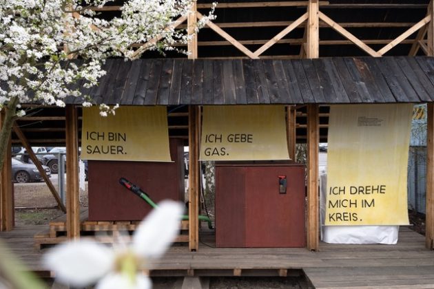 Banner mit den Aufschriften "Ich bin sauer", "Ich gebe Gas" und "Ich drehe mich im Kreis".